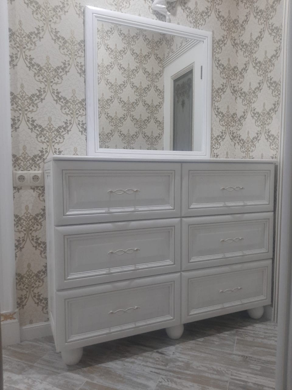 Комод белый для спальни.